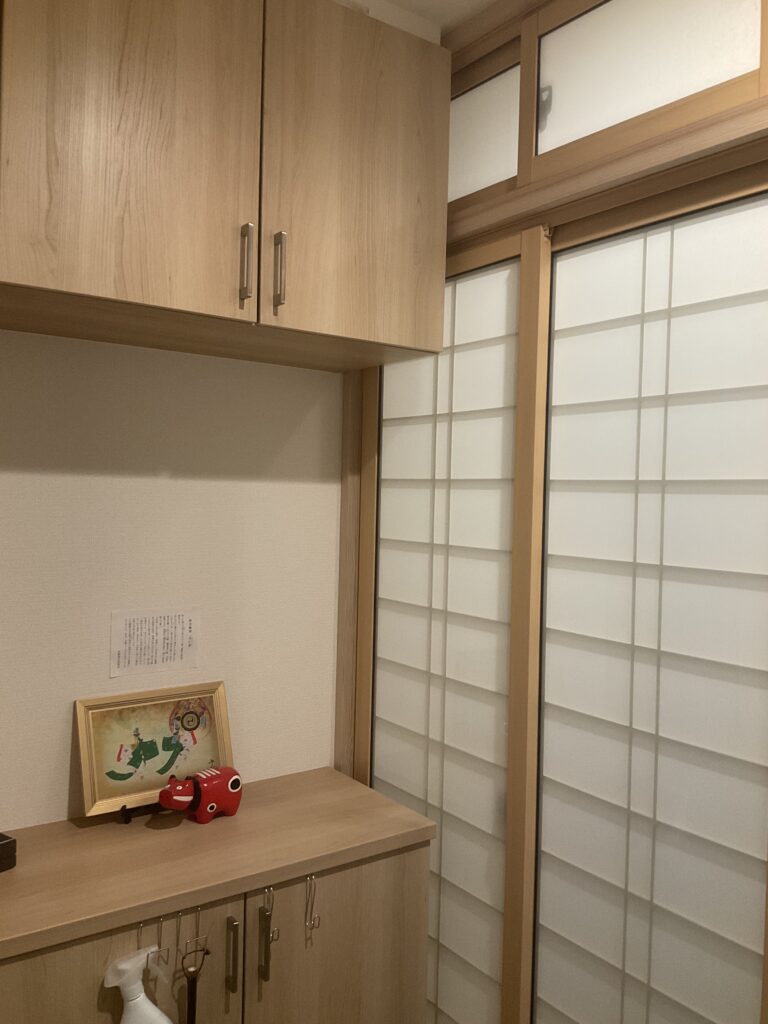 猫の脱走防止のため玄関と廊下の間に設置した引き違い式の間仕切り