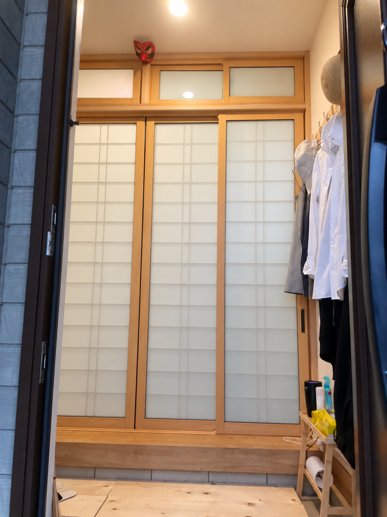 猫の脱走防止のため玄関と廊下の間に設置した引き違い式の間仕切り
