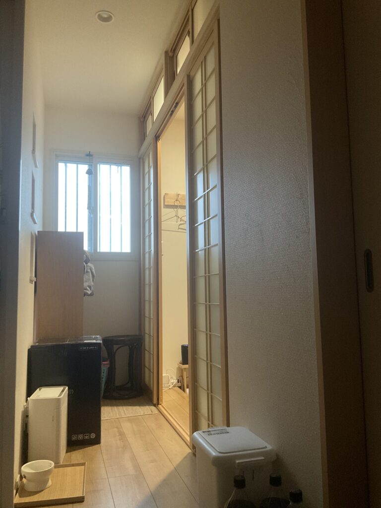 猫の脱走防止のため玄関と廊下の間に設置した引き違い式の間仕切り