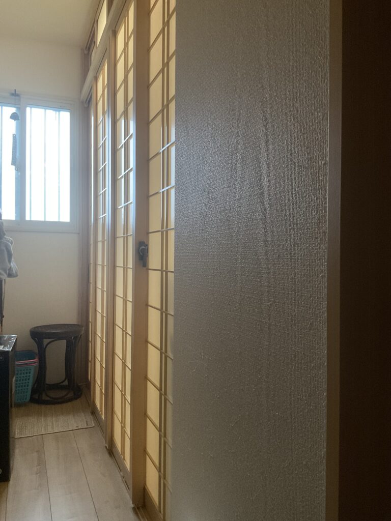 猫の脱走防止のため玄関と廊下の間に設置した引き違い式の間仕切り